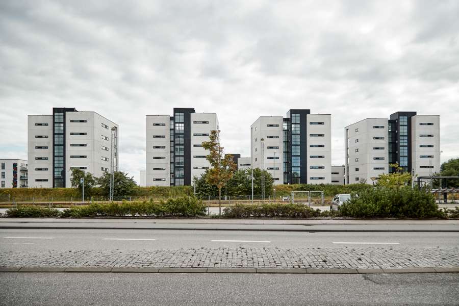 Aluminiumprofile verbinden Betonkarrees miteinander, Svanelundsbakken 16–22, 9800 Hjørring, Dänemark